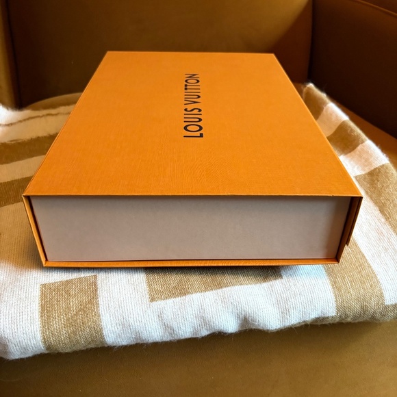 Louis Vuitton Magnetic Gift Box with Tag, Ribbon and Bag - Picture 3 of 9